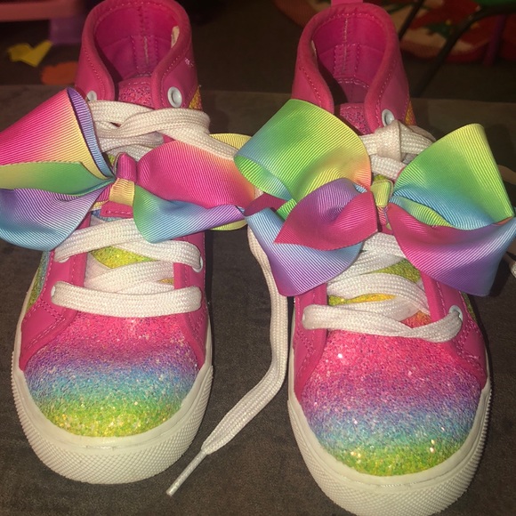 Jojo Siwa rainbow shows with bow - Picture 5 of 5